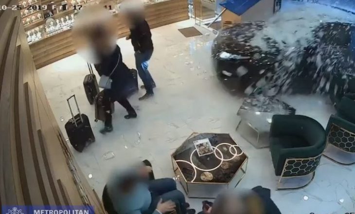 SPECTACULAR ROBBERY IN LONDON, THREE PERSONS 'EMPTY' JEWELRY